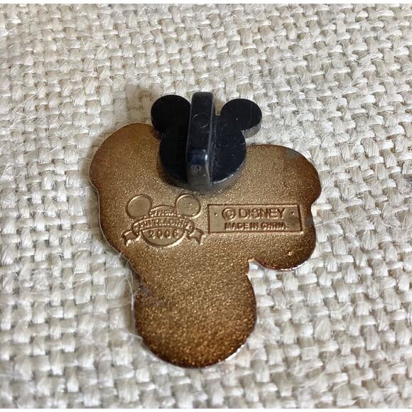 2006 DISNEY Dumbo the flying elephant sitting on Star circus ball trading pin - Picture 2 of 2